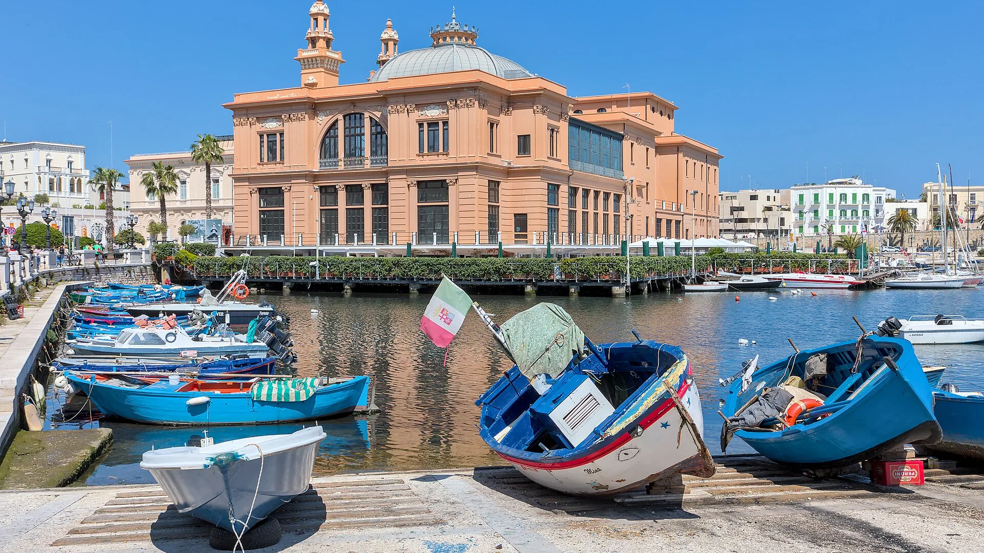 Teatro Margherita e le barche del porto vecchio — Bari (Puglia)